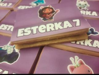 Často se nás ptáte, jak přilepit jedlý obrázek na perníček. Zde je odpověď: ve vodní lázni rozehřejte med, pokud by se Vám...